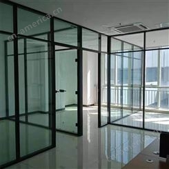黄岛办公玻璃隔断 单层与内置百叶双层玻璃隔断通顶与加横向分割的效果 至本锦恒