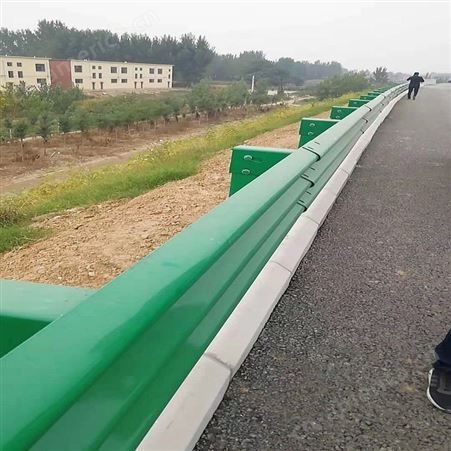 石嘴山公路波形护栏板厂家 波形梁护栏 公路防护栏生产厂家